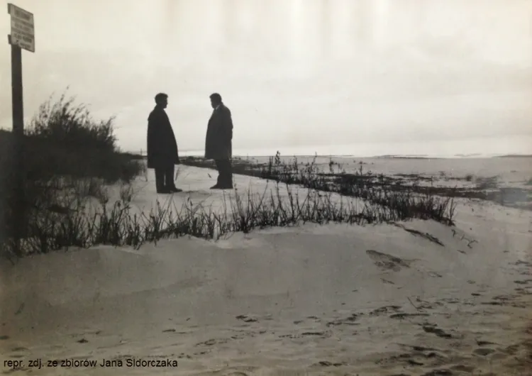 Plaża na wysokości Orle na Wyspie Sobieszewskiej w czasach PRL-u. Po lewej stronie stoi Jan Sidorczak, który przez kilkadziesiąt lat był kierownikiem tutejszego Obwodu Ochrony Wybrzeża Urzędu Morskiego.