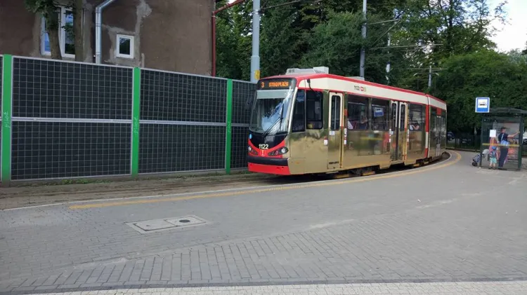 Nietypowy złoty tramwaj przykuwa uwagę pasażerów i przechodniów.