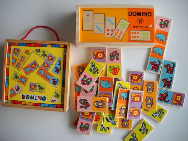 Domino drewniane. Jedna z najpopularniejszych gier dla dzieci.