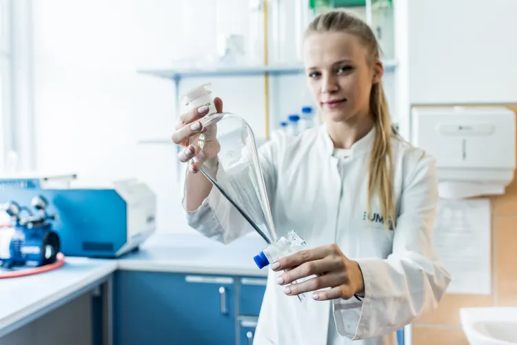 Młodzi badacze z Laboratorium PPNT Gdynia w ramach Innovabio Pomorze pozyskają ekstrakt z owoców bogatych w antyoksydanty. 