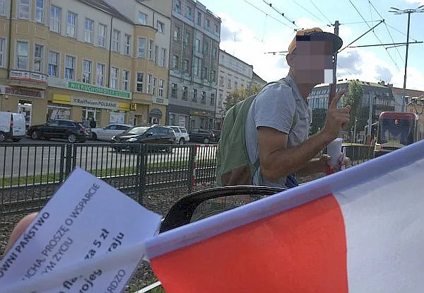 Polska flaga za 5 zł na skrzyżowaniu od osoby głuchej. Kupować czy nie? - zastanawia się nasz czytelnik, pan Marcin.