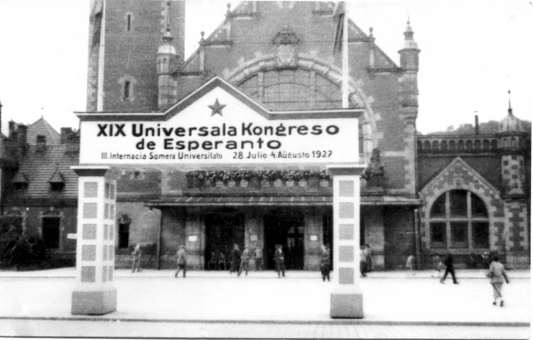Specjalnie wzniesiona z okazji organizowanego w Gdańsku XIX Światowego Kongresu Esperantystów, witająca gości przed dworcem głównym, 1927 r. (ze zbiorów ÖNB Wien)