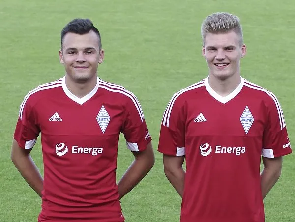 Od nowego sezonu piłkarze Bałtyku grać będą z logiem Grupy Energa na koszulkach. Na zdjęciu Dominik Klecha i Cezary Gołubiński.