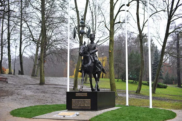 Pierwszy w Polsce pomnik Tatara RP, w skali 1:1, stoi już w Parku Oruńskim.