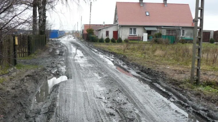 Gdańsk, ul. Azymutalna. Mieszkańcy okolicznych domów brną tu po kostki w błocie.