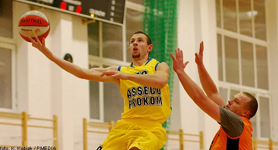 Koszykarze Back To Basket mieli spore trudności z powstrzymaniem lidera gdyńskiego Fanklubu Jarosława Trynkę (z piłką).