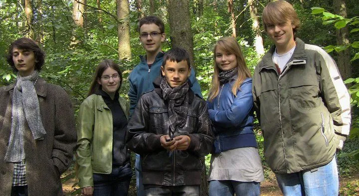 Marek (po środku, w okularach) ze swoją ekipą filmową.