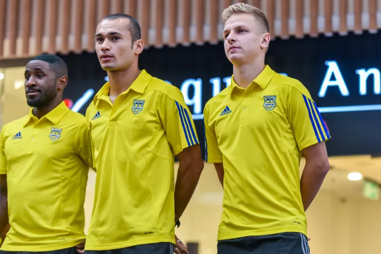 Mateusz Szwoch (z prawej) nie odczuwa, że ponad 2 miesiące nie było go w Arce Gdynia. O sile drużyny w dużej mierze decydują ci sami piłkarze. Są w niej nadal m.in. Yannick Sambea (z lewej) i Marcus (w środku). 
