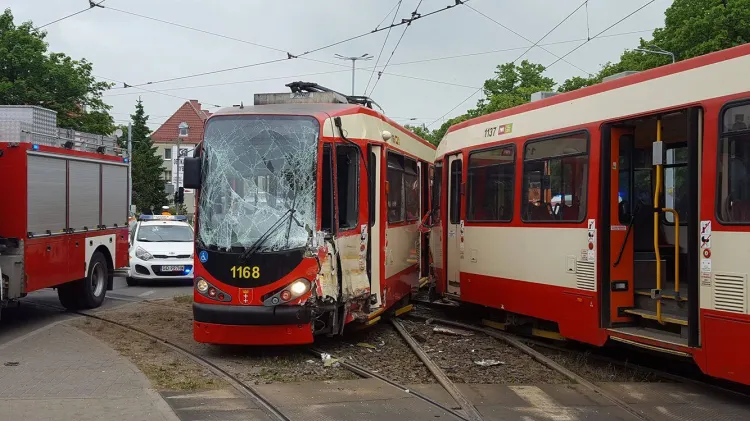Zderzenie dwóch tramwajów na skrzyżowaniu Hallera i Mickiewicza, do którego doszło pod koniec maja.
