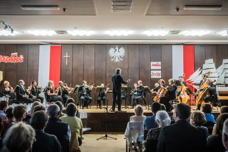Orkiestrę Polskiej Filharmonii Bałtyckiej w kameralnym (korzystnie dobranym) składzie poprowadził Paweł Przytocki.