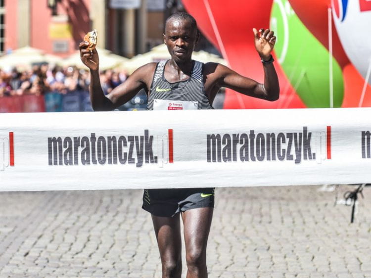 Benard Kipkorir Talam dobiega jako pierwszy do mety trójmiejskiego maratonu.