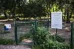 Wybieg dla psów na sopockich Błoniach (ul. Polna) wyposażony jest m.in. w różne przeszkody, opony, pnie i ławki do siedzenia. 