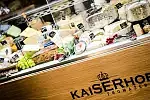 We fromażerii KaiSERhof, otwartej 21 sierpnia na ul. Świętojańskiej w Gdyni, można znaleźć kilkadziesiąt gatunków sera, dodatki do nich oraz akcesoria dla serowych smakoszy.