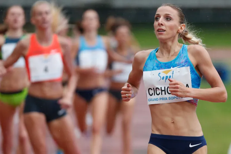 Angelika Cichocka na mecie biegu na 1000 metrów.