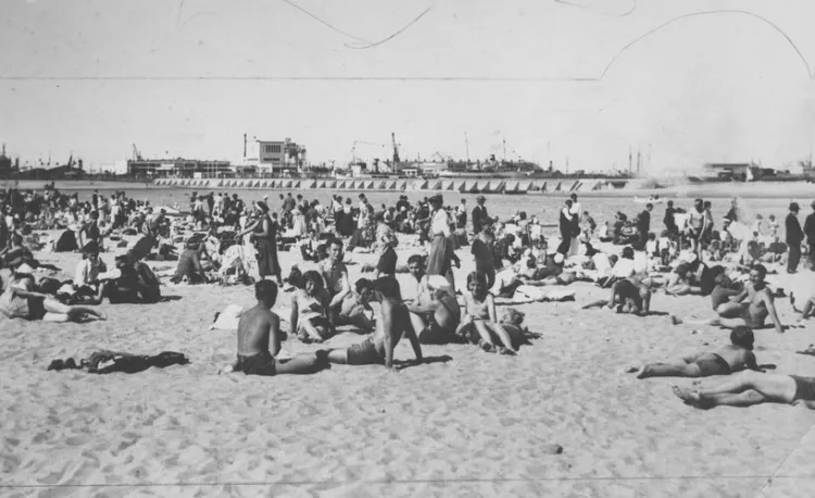 Wypoczywający na plaży w Gdyni w okresie międzywojennym.