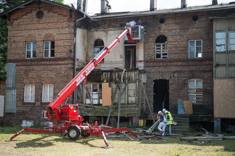 Trwa rozbiórka wschodniej werandy oraz prace porządkowe przy dawnej zajezdni w Oliwie. 