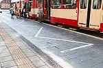 Tak wygląda po dwóch latach od oddania do użytku nawierzchnia jezdni w obrębie przystanków wiedeńskich na Przeróbce. Wkrótce zostanie zastąpiona kostką granitową.