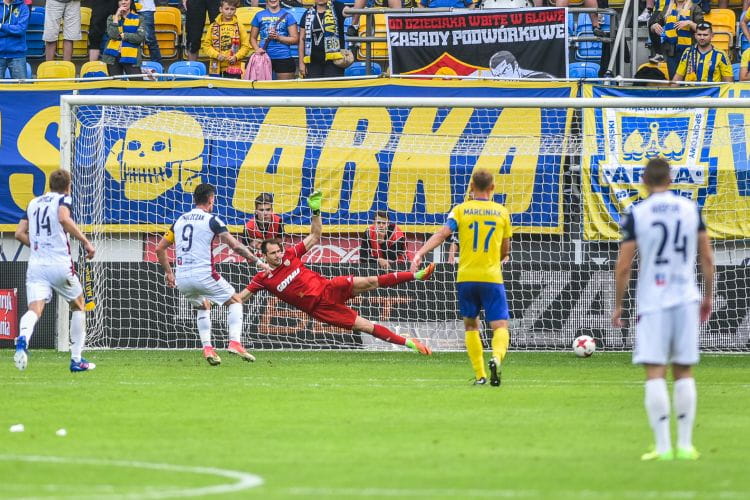 Adam Frączczak strzela z karnego gola na 0:3.