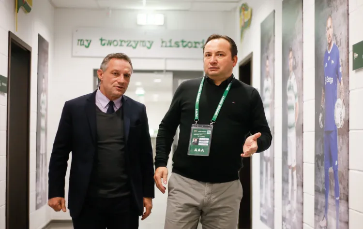 Trener Piotr Nowak (z lewej) nadal cieszy się zaufaniem zarządu Lechii. Natomiast prezes Adam Mandziara (z prawej) potwierdził, iż osiągnięto porozumienie z nowym inwestorem i klub powinien zyskać kolejny zastrzyk finansowy.