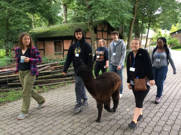 Młodzi naukowcy z Wright State University obserwowali codzienne rytuały zwierząt w gdańskim zoo.