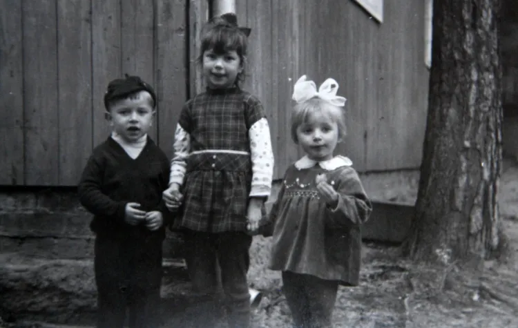 Dzieci Franciszka i Heleny Umińskich przed rodzinnym domem, który znajdował się na terenie Opery Leśnej w Sopocie.