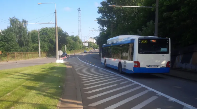 W tym miejscu ul. Janka Wiśniewskiego zaczyna się wydzielony pas, po którym jeździć mogą tylko autobusy.