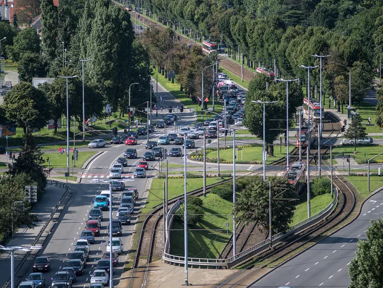 W poniedziałkowe popołudnie kierowcy mogli się przekonać, ile w układzie drogowym w Gdańsku znaczy obecnie tunel pod Martwą Wisłą. Świadczyły o tym kilometrowe korki do centrum.