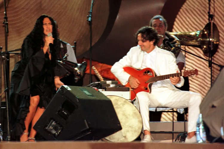 Kayah i Goran Bregović na Festiwalu Piosenki w Sopocie w 1999 roku - wtedy ich wspólna płyta biła w Polsce rekordy popularności. Po 17 latach przerwy duet wraca z nową trasą koncertową. W Trójmieście wystąpią w Gdyni 15 września.