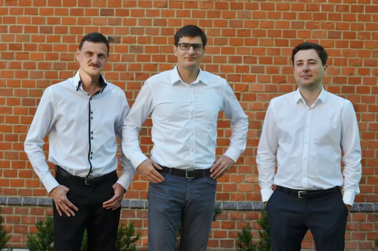 Spółkę DEBN (akronim od Drug-Eluting Biopsy Needle, czyli igły biopsyjnej uwalniającej leki) tworzą Artur Gibas, Michał Krużycki i Marcin Sieczkowski. 