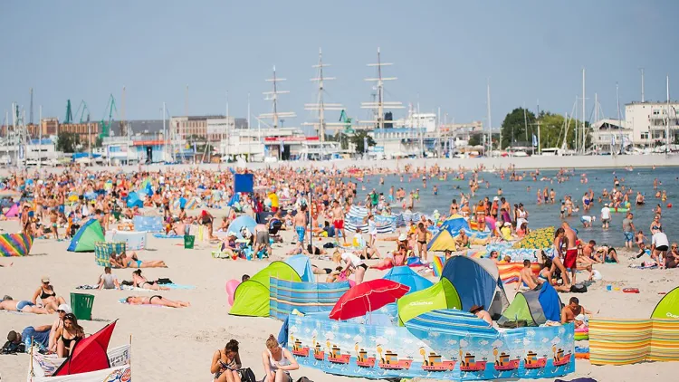 Plaża miejska w śródmieściu Gdyni niemal zawsze jest pełna zażywających letniego słońca.