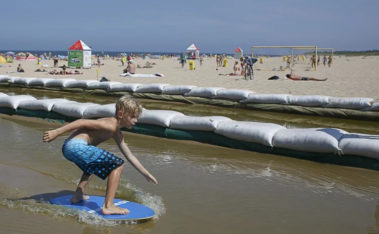 Letnie atrakcje dla dzieci i młodzieży na plaży na Stogach.