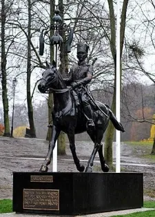 Pomnik Tatara RP w Parku Oruńskim w Gdańsku. Zdjęcie wykonane jeszcze przed zniszczeniem pomnika, do którego doszło w weekend.