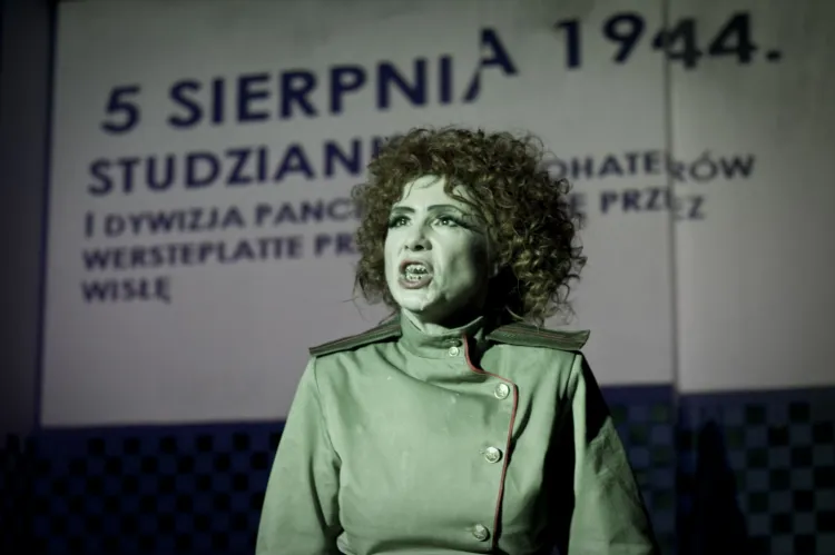 Zwycięski spektakl "Niech żyje wojna!!!" zainspirowany serialem "Czterej pancerni i pies" to popisowa zbiorowa kreacja aktorska (na zdjęciu Irena Wójcik - Marusia).