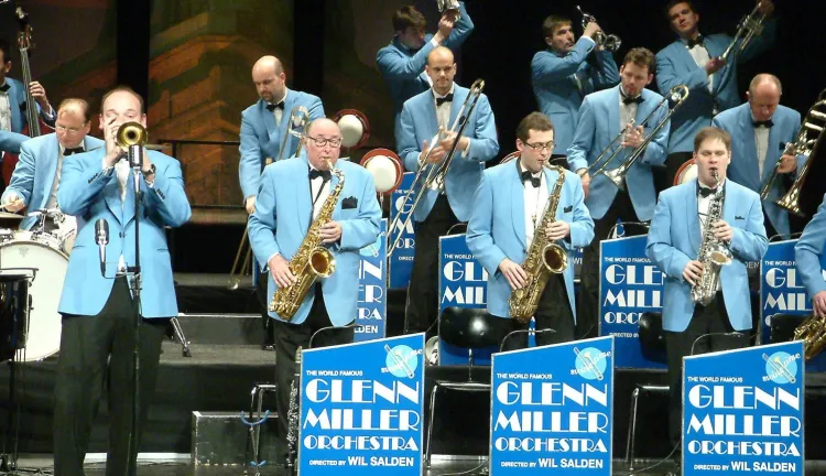 Koncert  The World Famous Glenn Miller Orchestra to nie tylko wielkie przeboje, ale też show ze słynnymi niebieskimi uniformami na czele.
