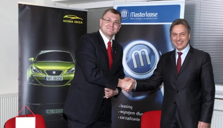Gdańska Masterlease popisała umowę u współpracy z firmą SEAT. Na zdjęciu dyrektor handlowy Masterlease Polska Konrad Karpowicz i Andrzej P. Kublik, prezes zarządu Iberia Motor Company.  