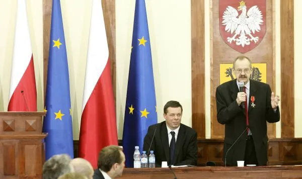 Jan Kleinszmidt (siedzi), nowy przewodniczący Sejmiku Województwa Pomorskiego, zastąpił na tym stanowisku Brunona Synaka (z mikrofonem).