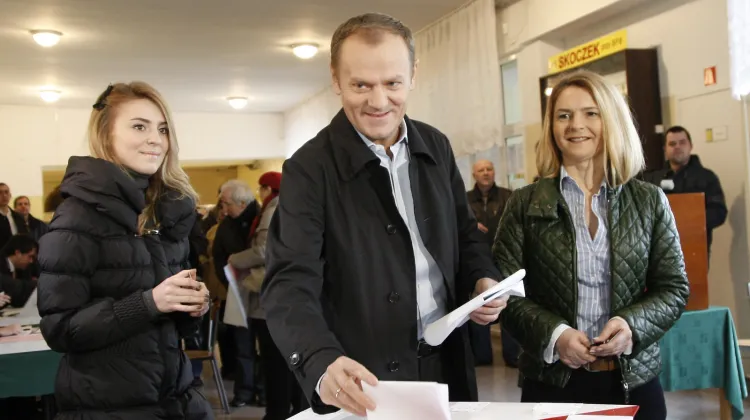 Premier Donald Tusk z rodziną głosował 21 listopada w Sopocie. Czy w tę niedzielę zagłosuje na Jacka Karnowskiego?