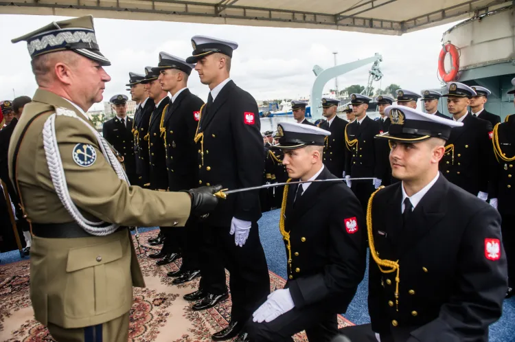 Promocja oficerska absolwentów Akademii Marynarki Wojennej miała miejsce na pokładzie historycznego niszczyciela ORP "Błyskawica". 
