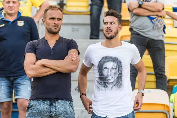 W tym sezonie Antoni Łukasiewicz (z lewej) większość meczów Arki obejrzał z trybun. Na zdjęciu w towarzystwie Alvaro Reya, który już wyleczył uraz i jest gotowy do gry.