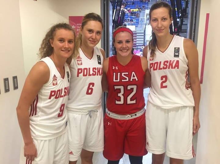 Reprezentantki Polski na Uniwersjadzie, od lewej: Kamila Podgórna, Jowita Ossowska i Amalia Rembiszewska z nową koleżanką z Basketu, reprezentantką USA, Tori Jankoski.