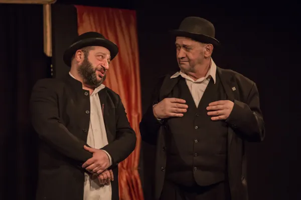 Skromny w tym roku program teatralny i całą imprezę zwieńczy kabaretowy występ Teatru Zielony Wiatrak - "Od Juliana do Mariana", oparty na humorze żydowskim.