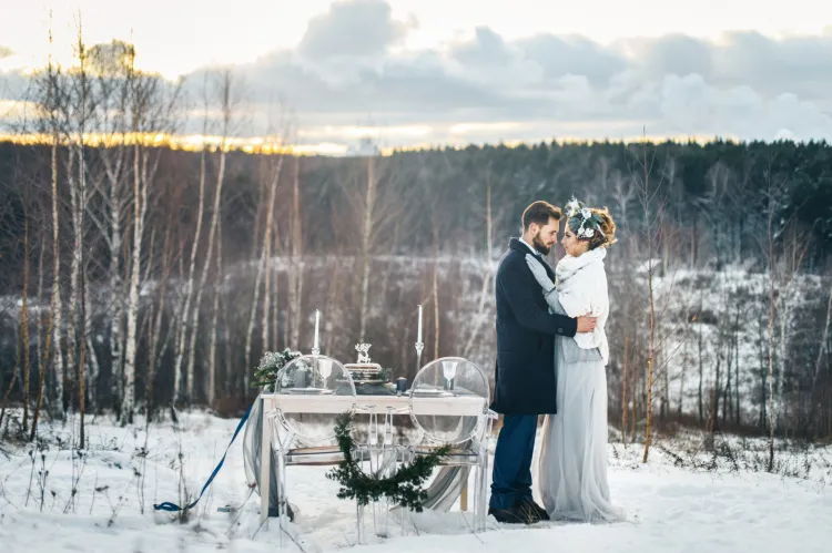 Ślub w zimowej scenerii może wyglądać bajecznie. Niestety, w naszym klimacie trudno liczyć na śnieg. 