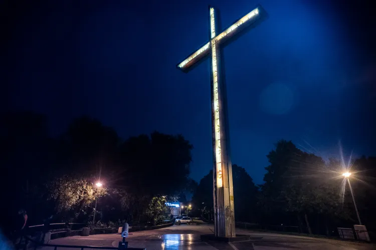 Oświetlenie krzyża na Kamiennej Górze jest już przestarzałe i czasami się psuje. Dlatego jeszcze w tym roku zyska on nową iluminację.
