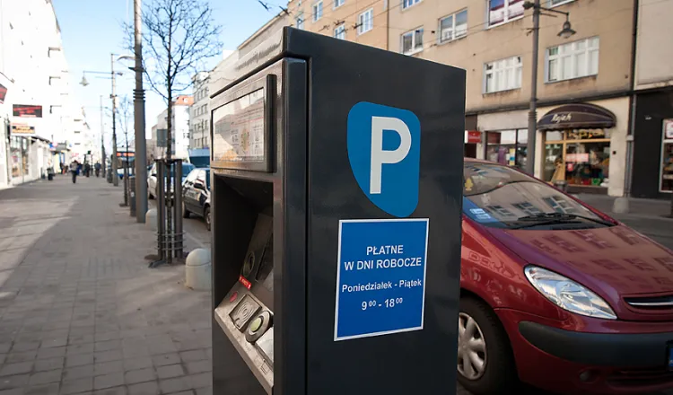 Po zmianach w Śródmieściu opłata za godzinę parkowania będzie mogła wynieść maksymalnie 0,45 proc. płacy minimalnej, czyli obecnie ok. 9 zł i być pobierana przez wszystkie dni tygodnia.