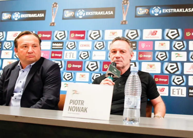 Adam Mandziara (z lewej) krytycznie ocenia wyniki Lechii w tym sezonie, ale zapewnia, że gdy zacznie szukanie winnych to Piotr Nowak (z prawej) nie będzie na czele tej listy. Kłopoty mogą mieć zawodzący piłkarze. 