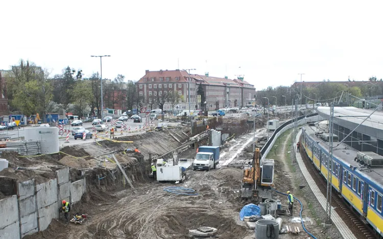 Okolice Węzła Unii Europejskiej to ogromny plac budowy. Prace prowadzone są tam w związku z budową Forum Gdańsk.