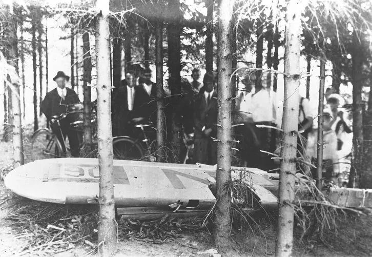 Katastrofa samolotowa pod Cierlickiem Górnym koło Cieszyna, w której zginęli porucznik Franciszek Żwirko i inż. Stanisław Wigura. Nz. jedno ze skrzydeł samolotu RWD-6, którym lotnicy lecieli do Pragi.
