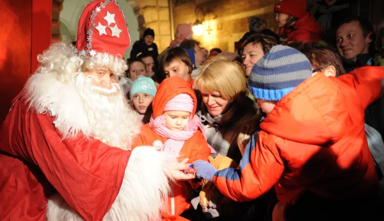 Święty Mikołaj co roku przybywa do Gdańska - w tym roku ponownie przypłynie łodzią i będzie zaglądał na Jarmark Bożonarodzeniowy.