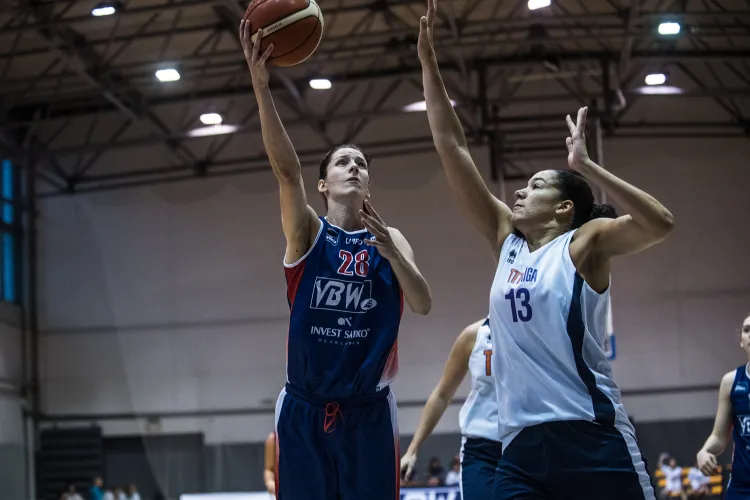 Kristine Vitoria (nr 28) była najskuteczniejszą koszykarką Basketu 90 Gdynia. W trzech memoriałowych meczach łotewska środkowa zdobyła łącznie 63 punkty. 