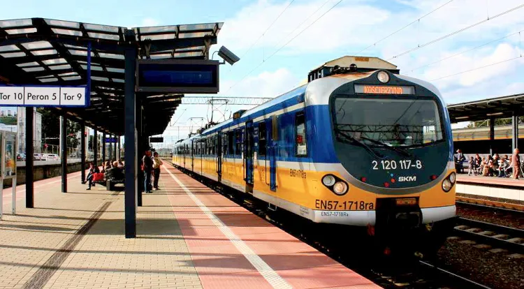 Elektryczny pociąg SKM do Kościerzyny na stacji Gdynia Główna. We Wrzeszczu pasażerów czeka przesiadka na "właściwy" pociąg spalinowy.